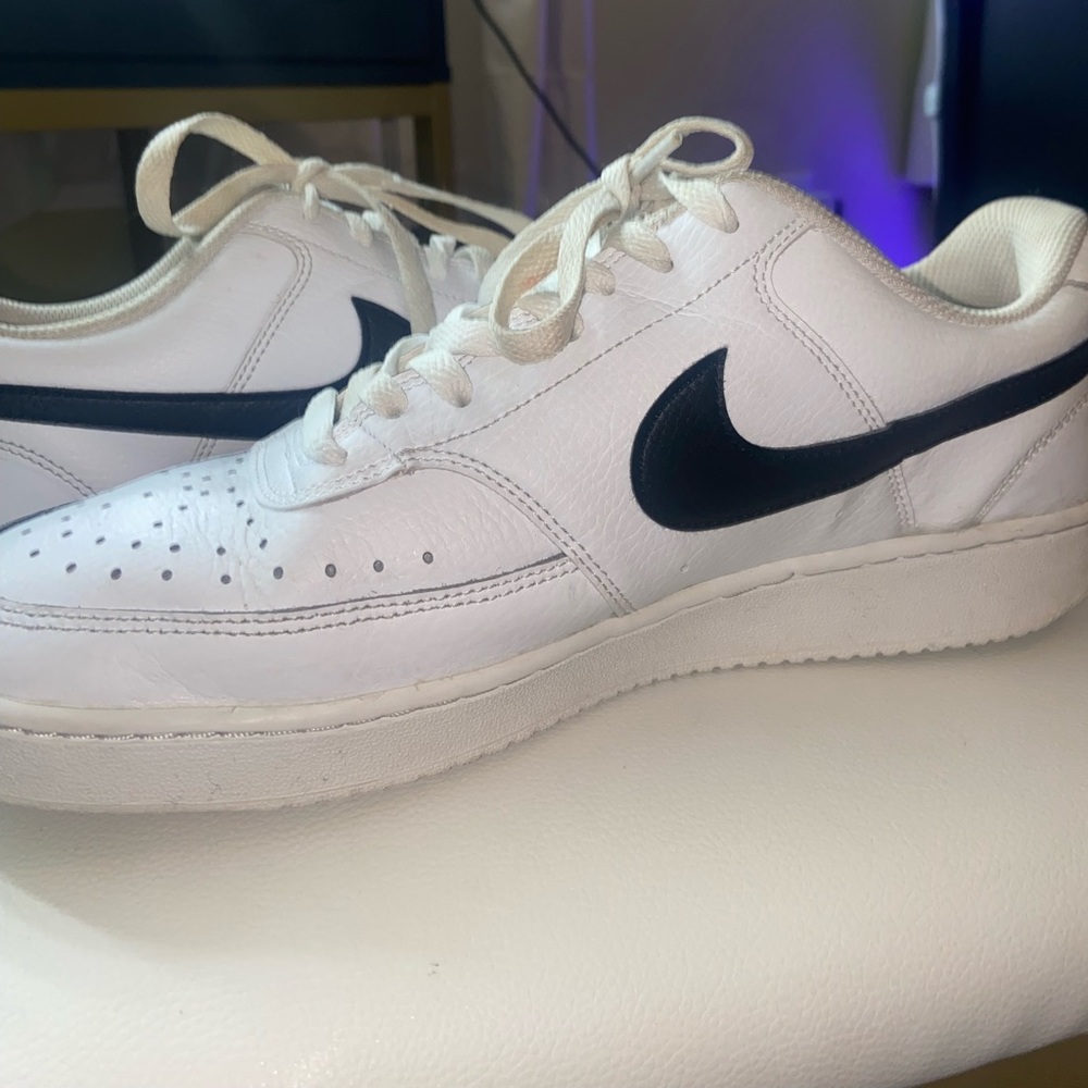 Low Nike shoes black and white good condition